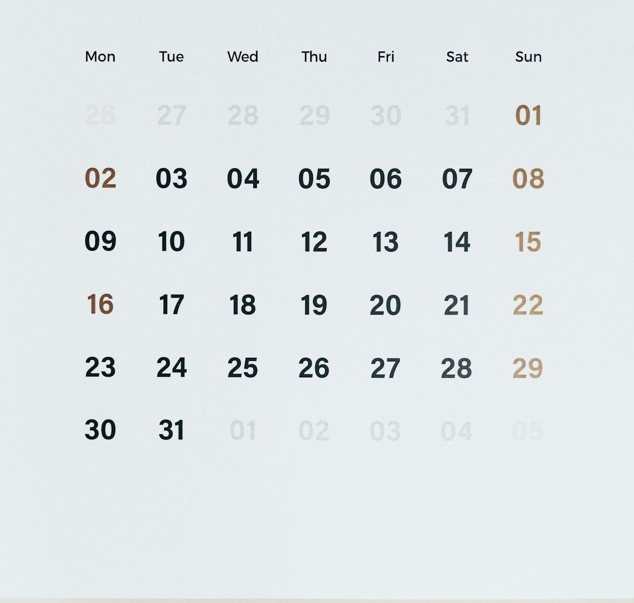 Calendar and planning items on a desk